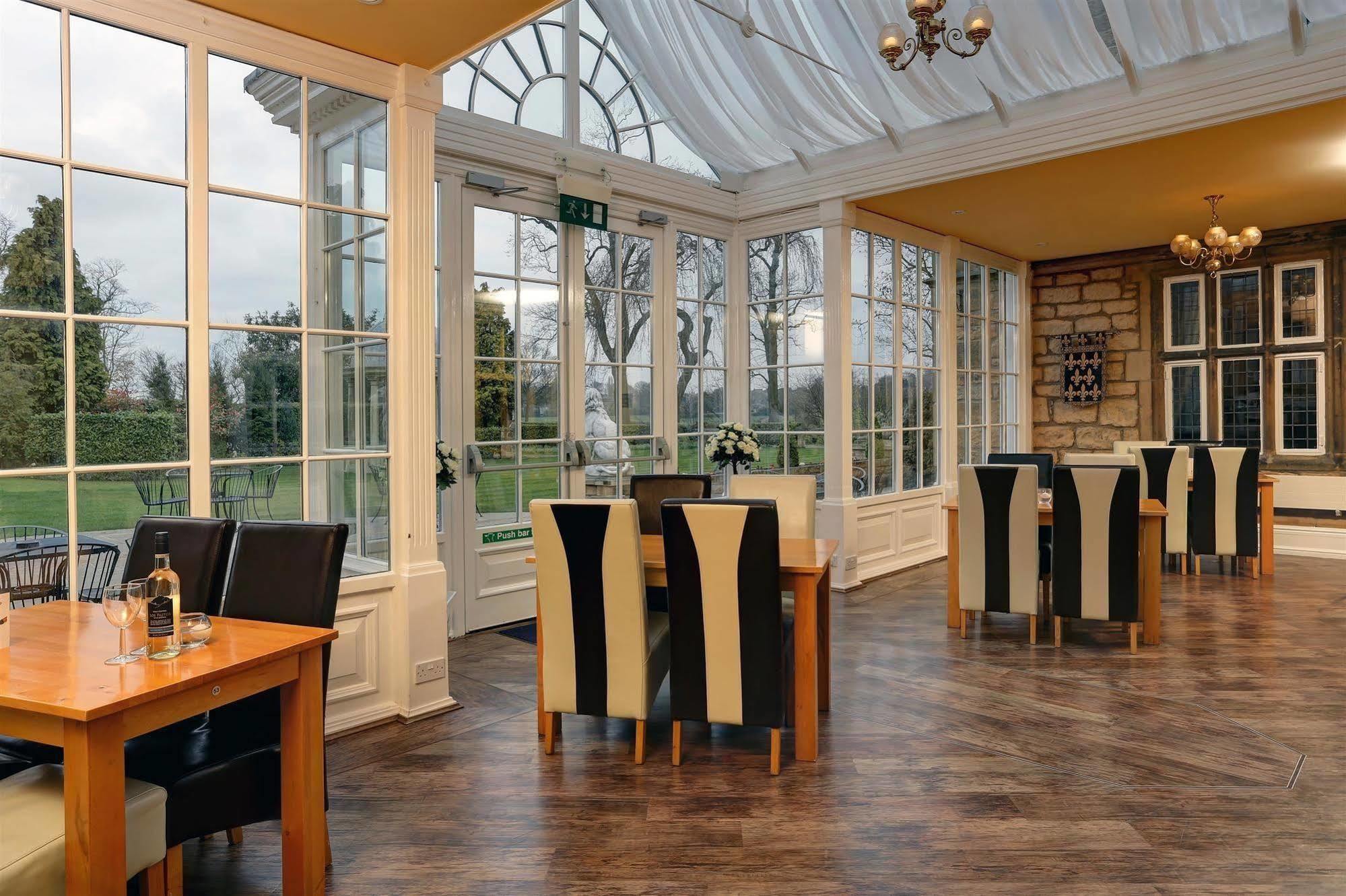 Rogerthorpe Manor Отель Понтефракт